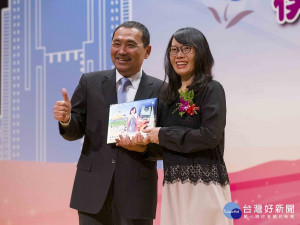 侯友宜15日出席於市府多功能集會堂舉辦109年模範公務人員暨績優人員頒獎典禮，讚許獲獎人員為新北市前進力量