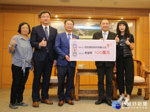 新北市長侯友宜15日代表接受信銓建設捐贈100萬元 ，宣布推動「家庭復元計畫」