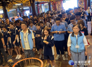 顏麗珠校長15日帶領全體參與活動的師生近400人，爬上1137層階梯，抵達土地公神像前，共同祈求福德正神保佑添賜智慧、過目不忘、考運亨通！ 