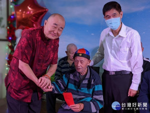 中華佛教善緣慈善會於重陽節前來到板橋榮家關懷長輩，執行長張騰龍致贈19位百歲長輩重陽禮金