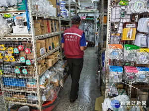 動保處自10月份起派員至新北市轄區內熱點附近的五金行稽查有無違法陳列、販賣獸鋏情事 