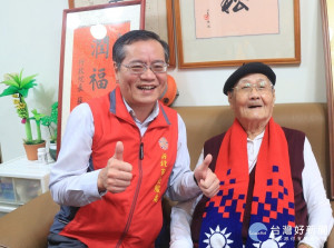 新北市榮民服務處處長林火土16日率榮欣志工，赴土城區為百歲榮民崔瑃爺爺祝壽