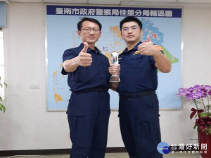 甘炎民分局長（左）稱許曾揚修員警的努力。