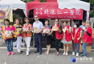 北港仁一醫院舉辦第六屆公益慈善義賣會，結合北英、北港、水林及口湖獅子會等募集愛心物資，義賣所得全數捐給華山基金會，讓獨老感受社會關懷。