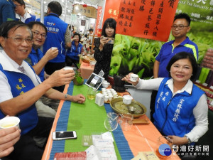 張縣長盛讚南投好茶。（縣府提供）