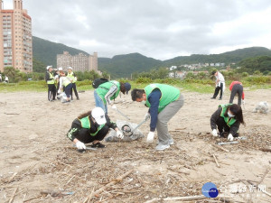 新北市環保局17日於萬里區翡翠灣海水浴場舉辦「109年度新北市秋季聯合淨灘活動」