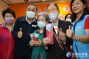  侯友宜由社會局副局長許秀能、民政局長柯慶忠和中和區長賴俊達等人陪同，前往中和哈客館親贈5千元重陽禮金給95歲的鄧牧民（右2）、2千元給88歲的陳朱淑瑛（右3） 兩位長輩相當開心