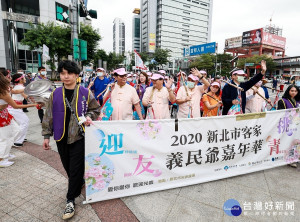 侯友宜帶領象徵想像力、自由、美麗與勇氣的愛因斯坦、卓別林、蒙娜麗莎及阿姆斯壯等世界瘋客家踩街大偶在希爾頓酒店廣場集結出發