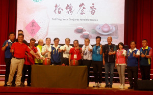 茶博閉幕嘉賓同祝大成功。（記者扶小萍攝）