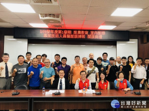 黎明技術學院林明芳校長(坐者左1)及新北市榮服處林火土處長(坐者左2)與參訓學員合影