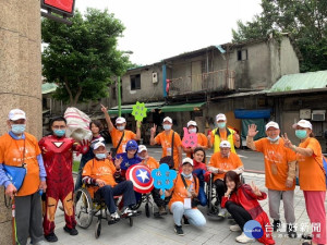 板橋榮家平均年齡高達90歲的5位失智長者日前參與「RUN伴TAIWAN 2020」國際失智症宣導健走活動－新北場次，各個神采奕奕精神抖擻 