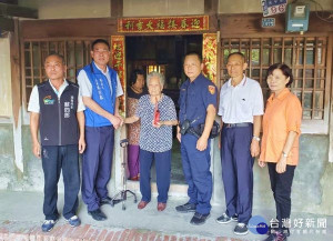 雲林縣警察局長朱宗泰前往北港分局轄區探訪百歲人瑞曾王曄、林誾阿嬤，轉贈金牌及敬老禮金，並獻上祝福及提醒嚴防詐騙。