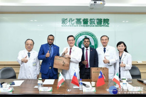 彰基院長陳穆寬致贈索馬利蘭共和國駐臺代表穆姆德大使禮品。（左起：彰基兒童醫院院長陳家玉、穆姆德大使、彰基院長陳穆寬、哈斯桑組長、彰基副院長周志中及彰基海醫執行長高小玲）。圖／彰基醫院提供