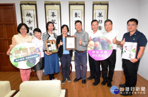 彰化縣長王惠美頒發首張初級加工場登記證。圖／彰化縣政府提供