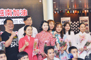 越南同學邀請大家歡度越南婦女節，也為越南中部水患祈福。圖／明道大學提供
