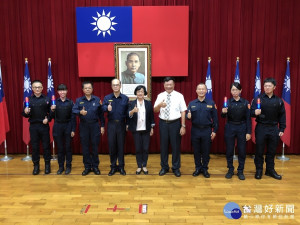 伸仁紡織捐贈彰警指揮棒，執勤安全一級棒。圖／彰化縣警察局提供