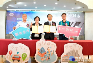 彰化縣長王惠美與彰化市長林世賢在縣府簽署備忘錄，由彰化縣副議長許原龍、彰化市公所代表會主席陳文賓等人共同見證。圖／記者鄧富珍攝