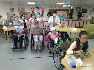南投醫院為護理之家長輩煮豬腳麵線祝重陽。（南投醫院提供）