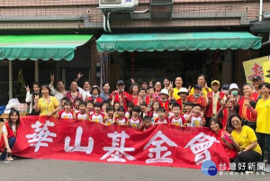 華山基金會北港愛心天使站於長期支持公益的「北港土香小農店舖」辦理感恩茶會，歡慶建站13週年，邀小農與孤老們同樂。（記者陳昭宗拍攝）