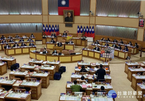 新北市議會市政總質詢22日由張志豪、李坤城、何博文、廖宜琨、鄭宇恩、彭佳芸等議員提出質詢。（記者黃村杉攝）