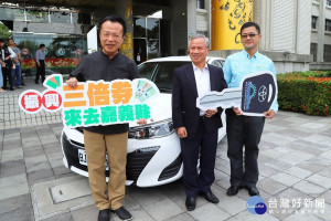 吳先生（右一）899元加油發票幸運抽中汽車／嘉義縣府提供