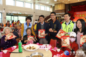 金山區公所23日舉辦九九重陽敬老餐會，席開190桌邀請千位長輩共聚一堂。新北市副市長陳純敬代表侯友宜市長到場祝賀