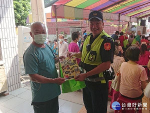 林內分駐與林南社區發展協會舉辦109年度重陽敬老活動，發送相關詐騙案例及反詐騙宣導單，加強高齡者清晨深夜外出等交安知識，確保安全。