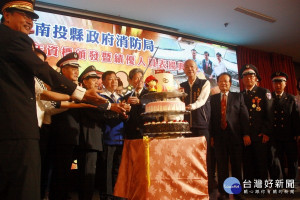 陳副縣長和婦宣大隊長陳麗珠等來賓共切蛋糕分享。（記者扶小萍攝）