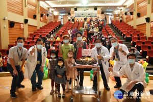 彰濱秀傳52位早產兒回娘家慶生。