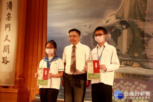 南投縣教育處陸處長頒獎表揚吳姓同學兄妹為人品典範。（記者扶小萍攝）