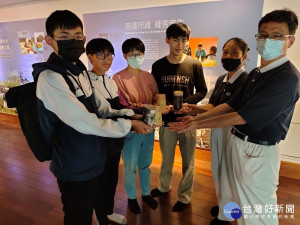 四兄妹今天分別獲得「新芽獎學金」不同獎項，祖母特別與會感謝。圖／慈濟基金會提供。