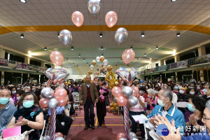 彰化市公所舉辦的109年金婚鑽石婚暨白金婚夫婦表揚大會首創模擬新婚走秀方式開場。