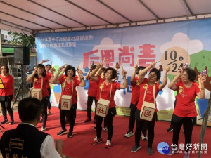 
后里區公所舉辦109年度后里社區營造暨青年創意提案成果展，月眉社區發展協會表演懷念老歌「水車姑娘」改編的月眉社區之歌!凸顯農村真誠純樸氣息，獲得如雷掌聲。（記者陳榮昌攝）