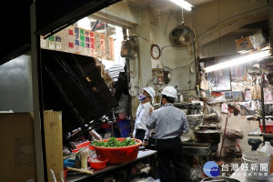 嘉義東市場舊磚牆崩塌，不慎壓垮一樓素食店／嘉義市府提供