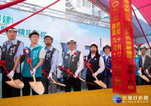 市長與貴賓執鏟動土

