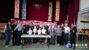 獲得冠軍作品「陶之夭夭」的水里國小學童和主辦單位的貴賓們合影留念。〈記者吳素珍攝〉