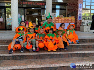 許多小朋友跟鎮長不約而同地裝扮成南瓜