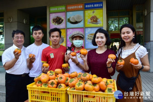 國際長(左一)和越南學生合影。圖／明道大學提提供

