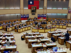 新北市議會30日上午市政總質詢由葉元之、陳儀君、蔡健棠、忠仁．達祿斯等議員提出質詢。（記者黃村杉攝）