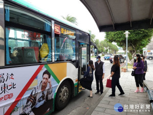 為鼓勵林口區民眾多搭乘公車，新北市交通局督促公車業者加派人力於重要站位，觀察通勤乘客輸運情形，以機動增班，強化疏運效率