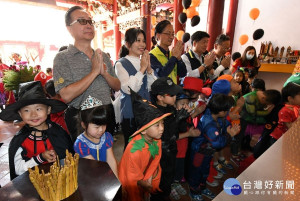 林世賢市長（後中）偕同小朋友向保生大帝參拜祈福。