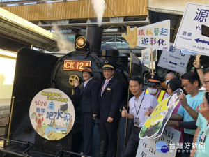 睽違已久的CK24蒸氣火車，在縣長王惠美鳴笛後出發前往二水，右為二水鄉長蘇界欽。