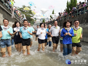 二水跑水節跑引水，由縣長王惠美、二水鄉長蘇界欽、立法委員陳素月、行政院政務顧問邱建富、交通部觀光局參山國家風景區管理處處長柯建興、行政院農業委員會水土保持局副局長林長立、水利署第四河川局局長李友平、彰化縣議員蕭淑芬、鄭俊雄、曹嘉豪、張錦昆、蕭如意、許書維、二水鄉民代表會主席藍世雄、副主席張鳳修、農田水利署彰化管理處處長劉淑華等人引跑水，體驗先民篳路藍縷、開鑿水圳的辛苦。