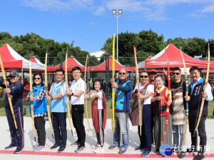 侯友宜與議員楊春妹、忠仁．達祿斯、馬見Lahuy‧Ipin、林金結、原民局長羅美菁、教育局長張明文、烏來區長周守信、樹林區長王坤南等為比賽射出第一支箭