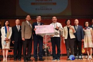 國際扶輪3490地區五工扶輪社10月31日捐贈新北市1輛子宮頸抹片篩檢巡迴車，市長侯友宜代表受贈 