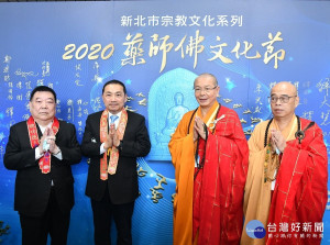 市長侯友宜特別到場禮佛，和慈法禪寺住持淨耀法師及海內外僧衆，共同祝禱新冠肺炎疫情結束，全球民眾健康平安
