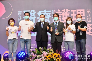 市長侯友宜頒獎表揚25名醫師及醫事人員、45位護理人員，肯定感謝大家默默在崗位上守護市民的健康