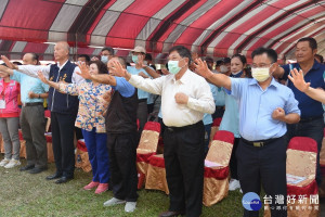 陳副縣長與來賓暖身。（縣府提供）