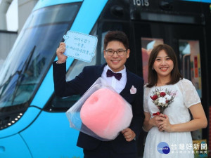 新北聯合婚禮百對新人11月1日於淡水漁人碼頭登場，市長侯友宜在下午兩點半搭乘「淡海輕軌藍海線」外型的幸福列車進場為百對新人證婚