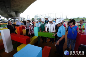 新北市長侯友宜2日宣布大漢溪左岸新莊河濱「大河之舟」計畫正式啟動，推動新莊河濱短中長期願景，航向新莊永續未來